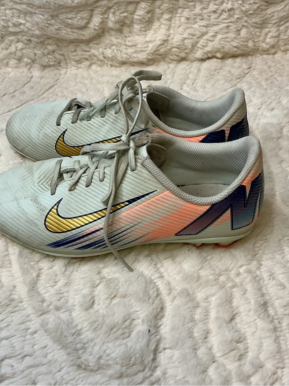 Nike Kids White Soccer Cleats with Gold Swoosh Sz 5Y
